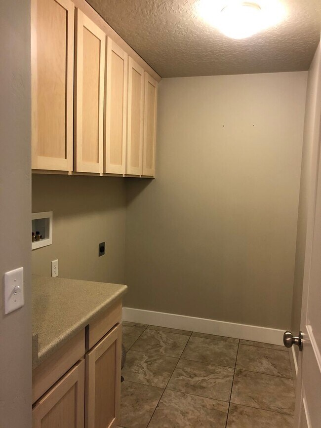 Building Photo - 3216 W Prairie Grass Dr