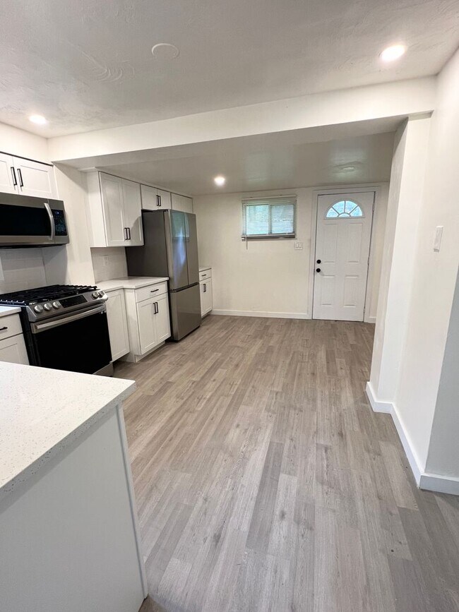 Building Photo - Updated 3 Bed, 1 Bath in Verona- Central Air and Huge Kitchen!!