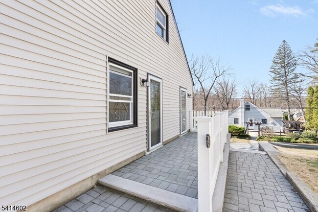 Building Photo - 83 Chestnut Hill Dr W