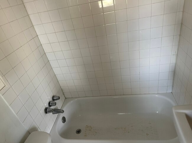 Bathroom Tub - 1302 W Bell St