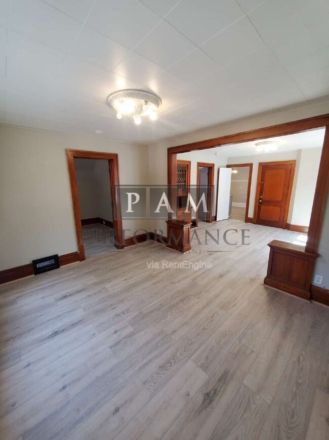 Building Photo - 1120 S 56th St