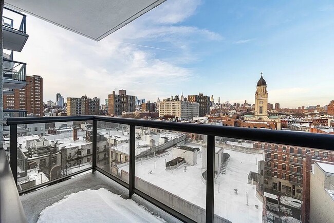 Building Photo - 250 E Houston St