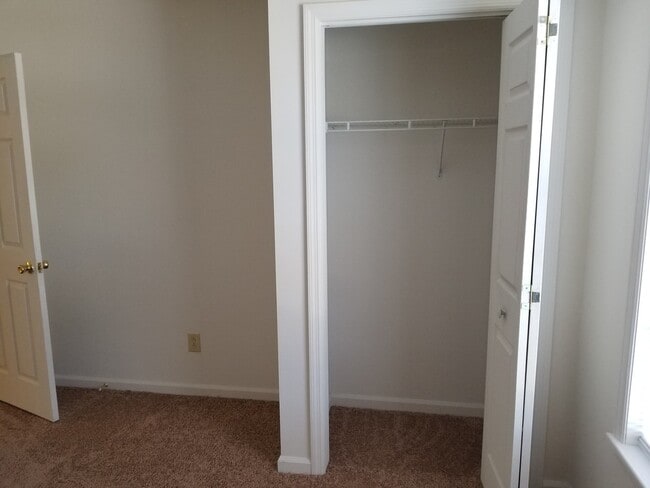 Building Photo - 2 Bedroom, 1 bath apartment " Call us about our move in special"