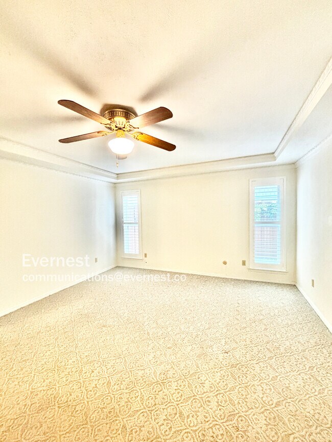 Building Photo - 1120 Stratford Dr