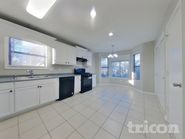 Building Photo - 303 Lowe Ct NW