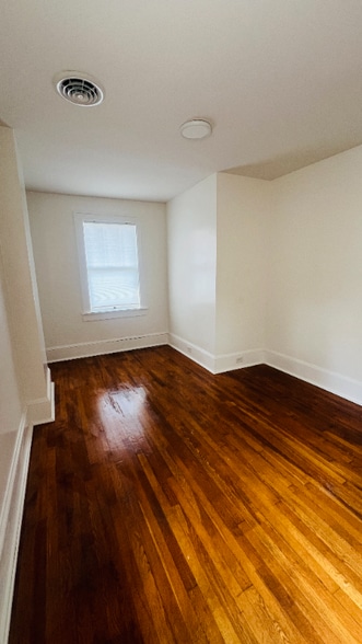 Building Photo - 812 Tyler Ave