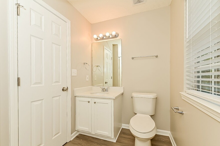 Building Photo - 604 Fieldcrest Dr