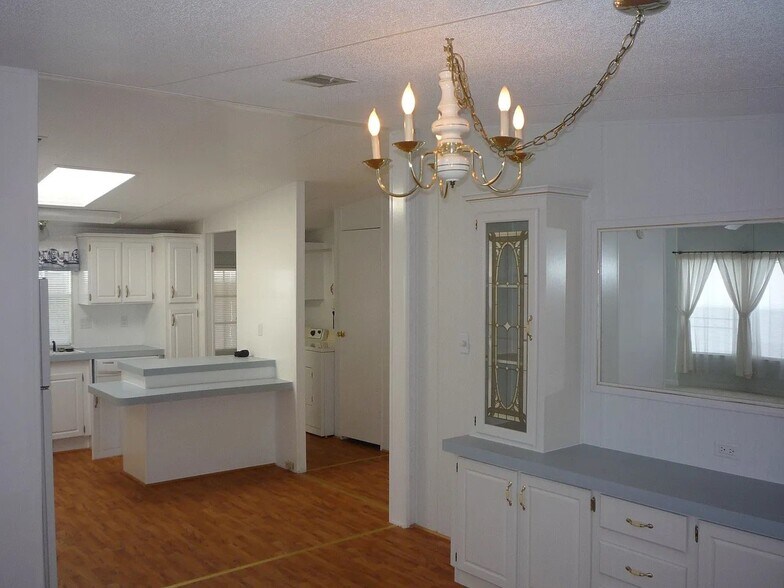 Building Photo - 4530 Skyline Dr