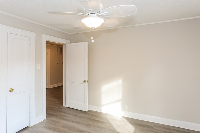 Building Photo - 523 Engleside St