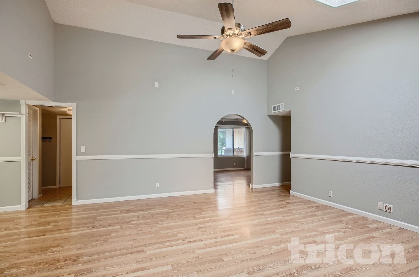 Building Photo - 2612 E Glade Ave