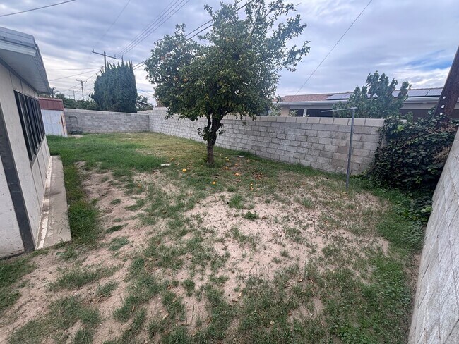 Building Photo - 379 Roberts Ave