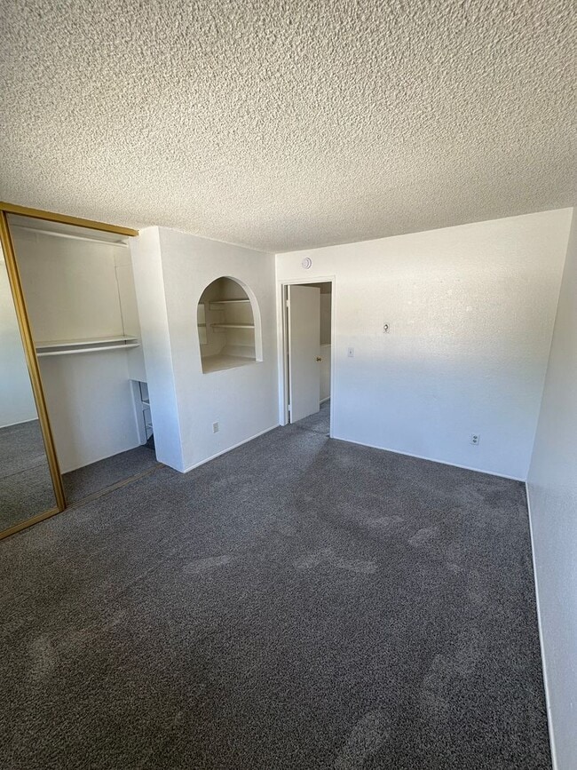 Building Photo - CHARMING 2-BEDROOM TOWNHOME IN GENESEE HIG...