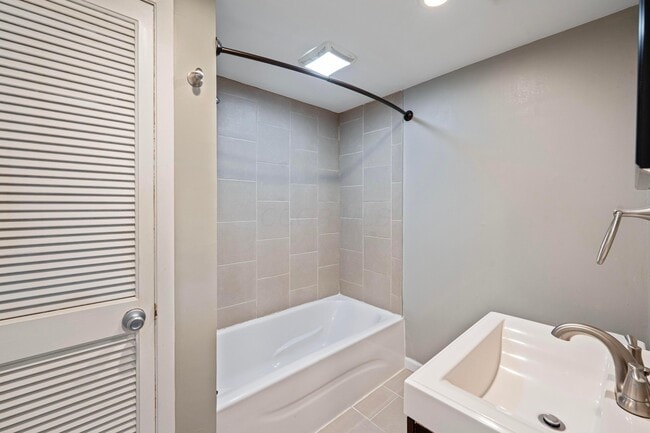 Building Photo - 514 W 1st Ave