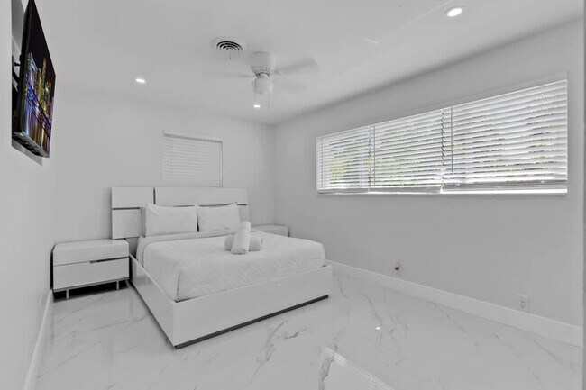 Building Photo - 871 NW 23rd Terrace