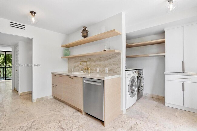 Building Photo - 2575 S Bayshore Dr