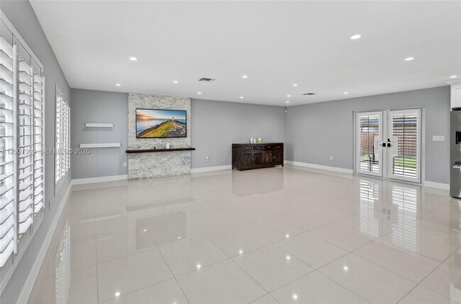 Building Photo - 4865 SW 94th Ave