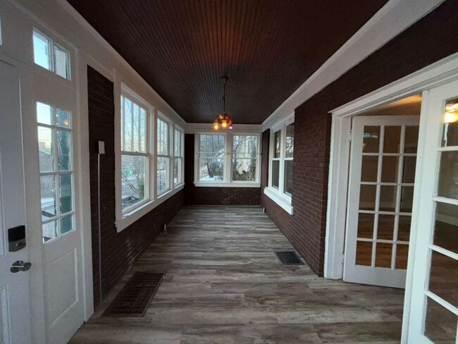 Building Photo - For Rent - 3 Bedroom 2 Bathroom