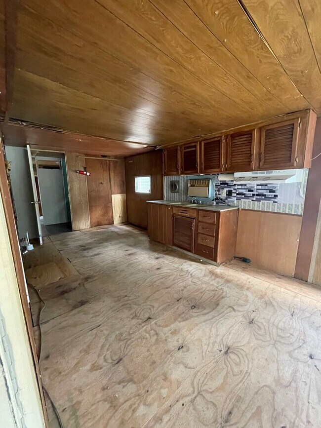 Building Photo - Handyman Special - Mobile Home for Lease o...
