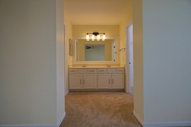 Building Photo - 14252 S Hemingway Cir