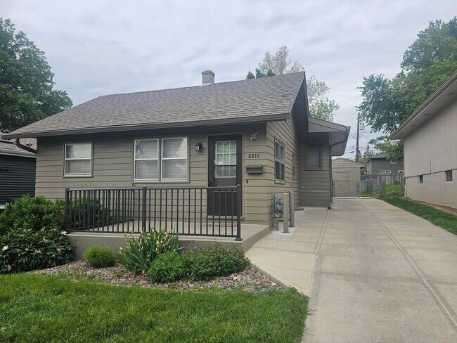 Building Photo - Spacious and Renovated 3 Bedroom Home