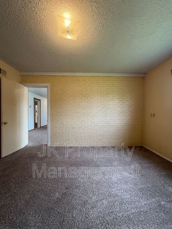 Building Photo - 806 Forest Ave