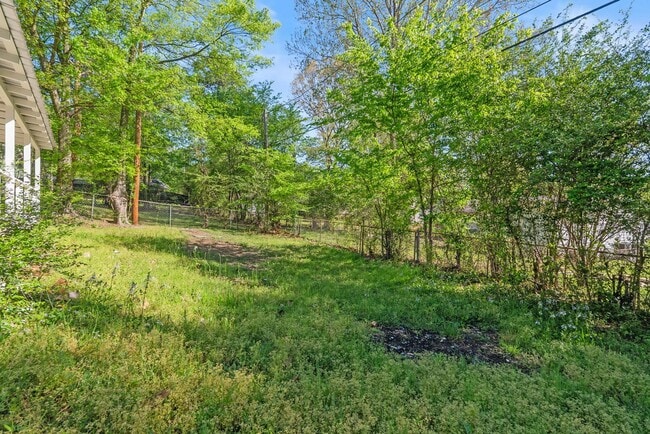 Building Photo - 715 Oakwood