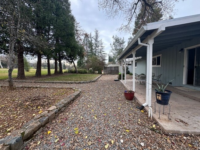 Building Photo - Single story golf course home across the street from the lake! Enjoy Lake of the Pines living!