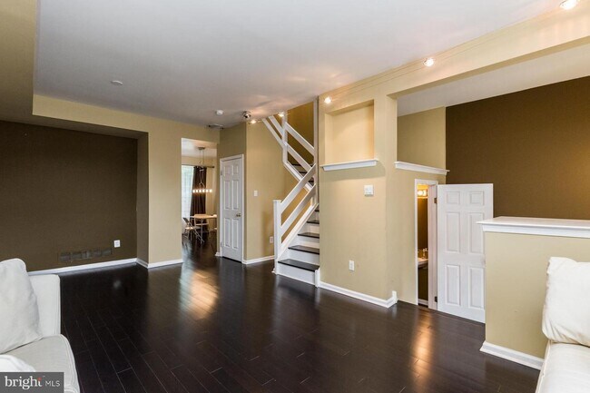 Building Photo - 313 Sage Ln