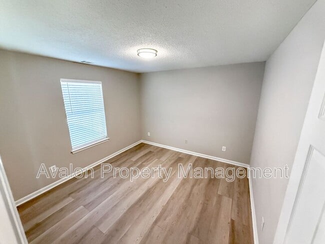 Building Photo - 282 Bonnes Dr SW