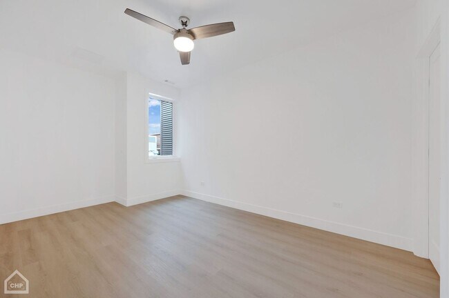 Building Photo - 3322 N Halsted St