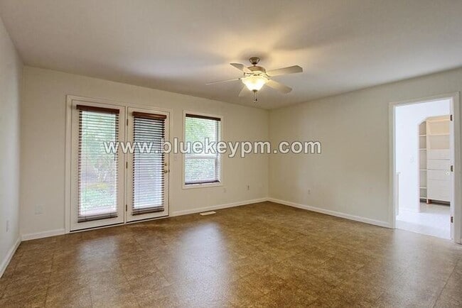 Building Photo - 4 Bed, 2 Bath Home on a Cul-de-sac in Lake...