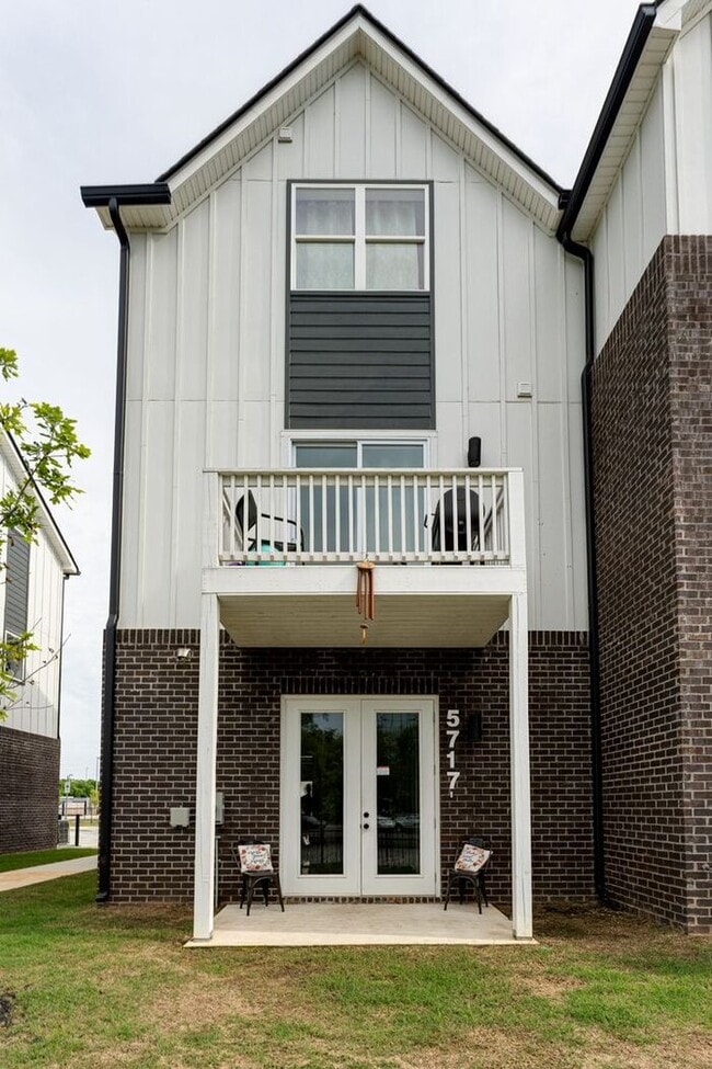 Building Photo - 5717 Sofias Cir