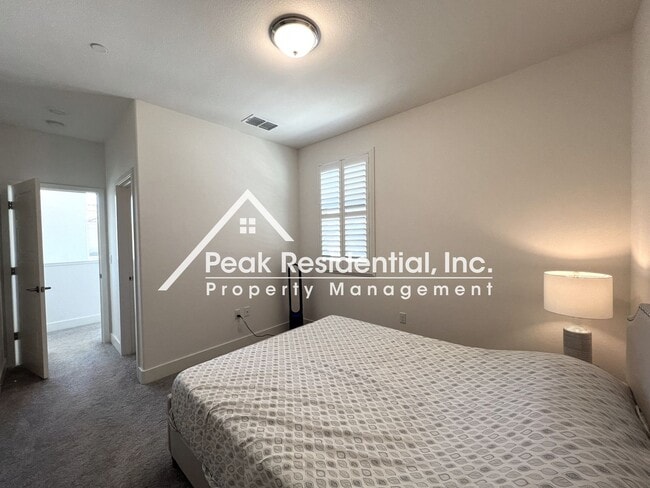 Building Photo - Updated Elk Grove 3bd/2.5ba Home with 2 Ca...