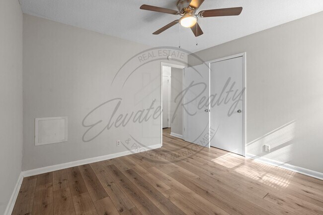 Building Photo - On Special: Two Bedroom Duplex in Hermitage!