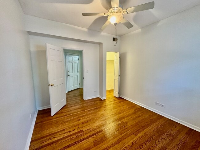 Building Photo - 6042 N Kenmore Ave