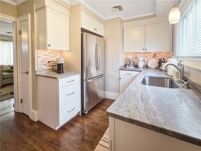 Building Photo - 10 Brayton Ave