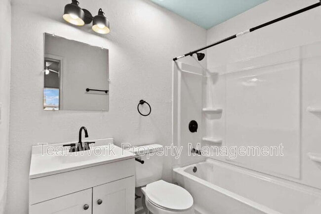 Building Photo - 3020 Azalea Dr
