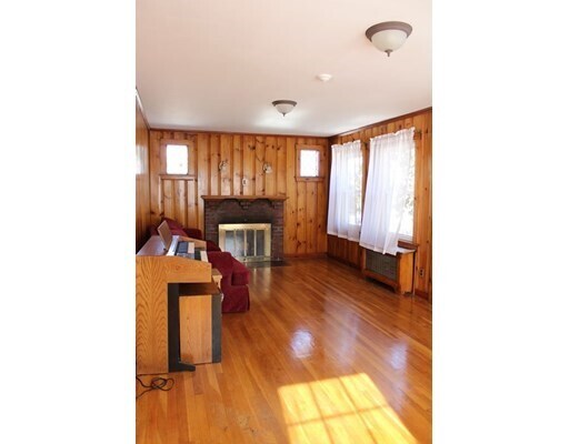 Building Photo - 211 Elm St