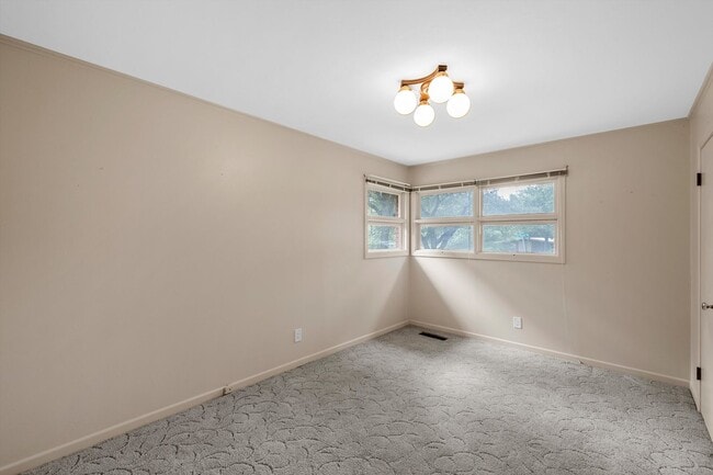 Building Photo - Private Woodway Retreat