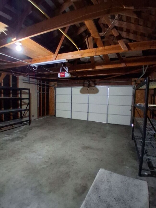Building Photo - Charming Well-Maintained 3-Bed Fresno House!