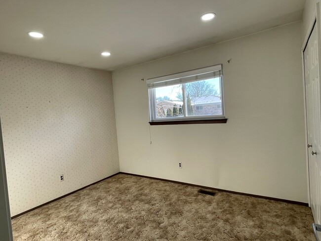 Building Photo - Sterling Heights - 3-Bedroom Ranch with Fa...