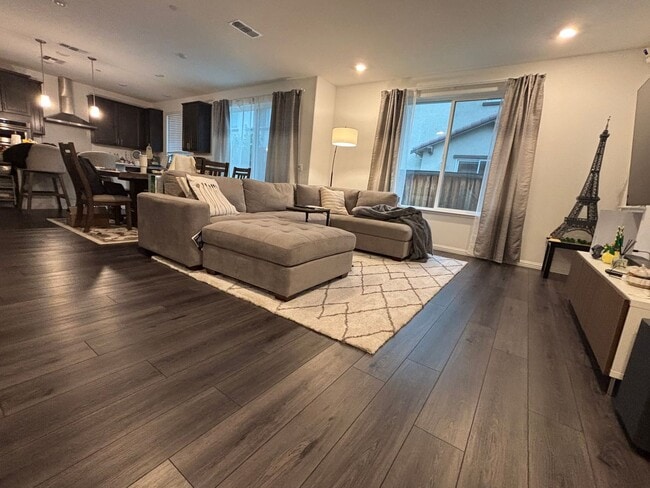 Building Photo - Gorgeous New home with 4 bed/2.5 bath in Brentwood