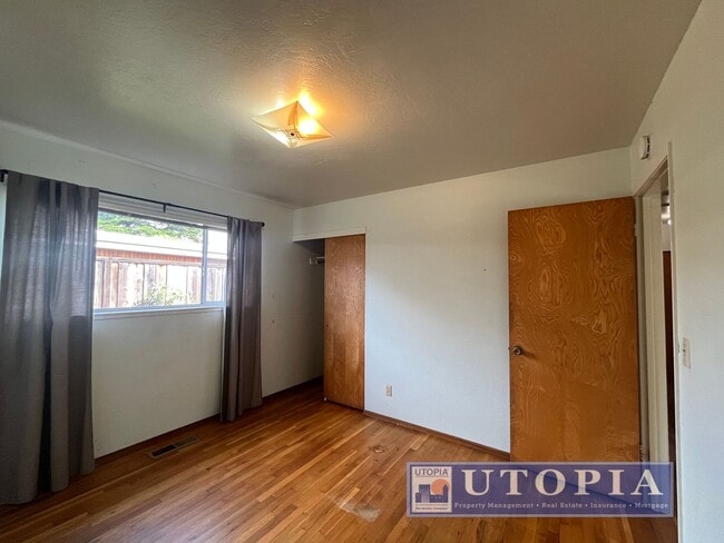 Building Photo - 2 Bed 1 Bath Single Family Home Right Next...