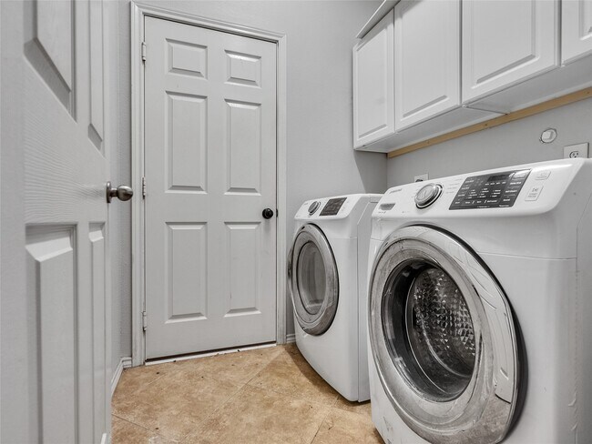 Building Photo - 5643 Walnut Glen Ln