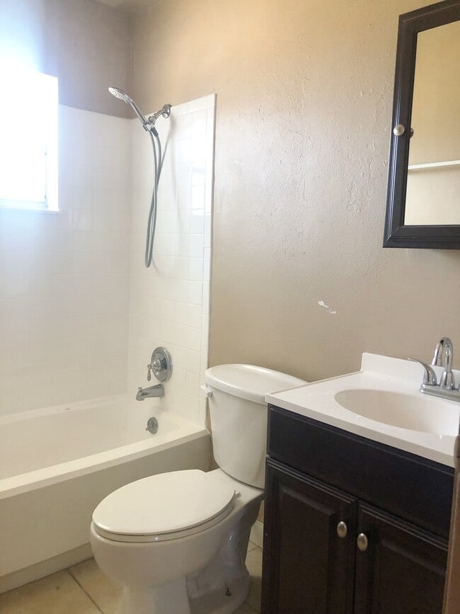 Building Photo - DELTONA LAKES CUTE STARTER HOME