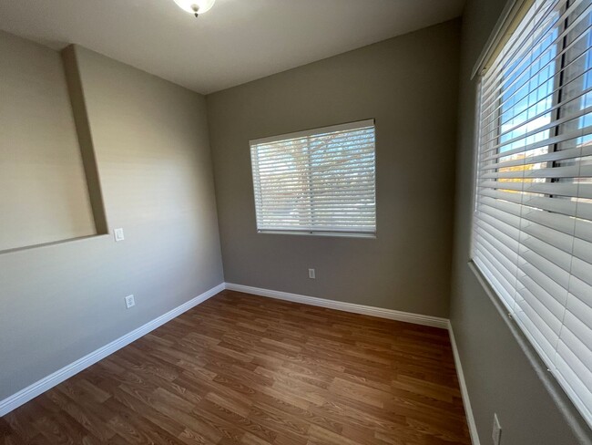 Building Photo - 2 bedroom upgraded condo in Silverado Ranch