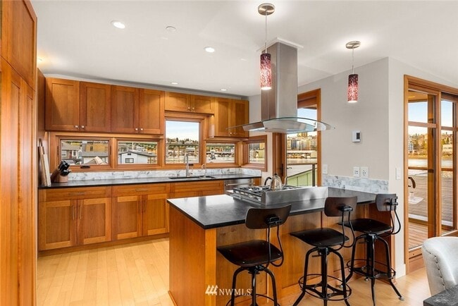 Building Photo - 3bd/2.5ba Seattle Houseboat