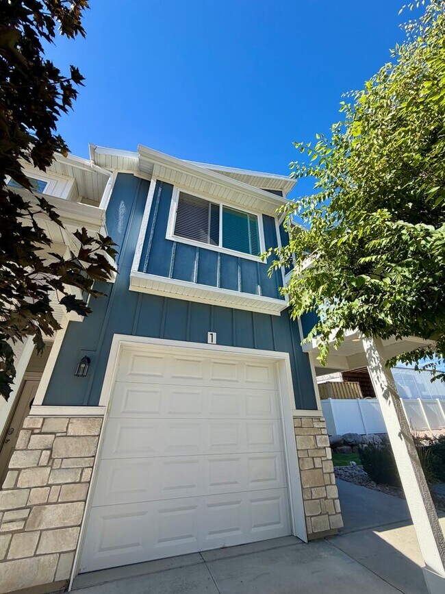 Building Photo - Wow! No Rent Until September! Updated 3 Bed 2.5 Bath Townhome for Rent in North Ogden!