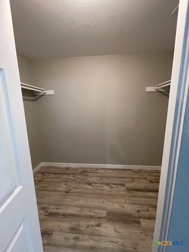 Building Photo - 744 Hill Top Dr