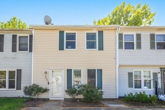 Building Photo - 3 Bed 1.5 Bath Townhouse for Rent in Chesapeake!
